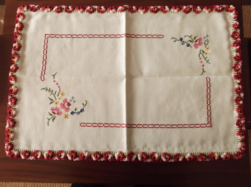 Pano de tabuleiro (Ponto Cruz e Crochet)